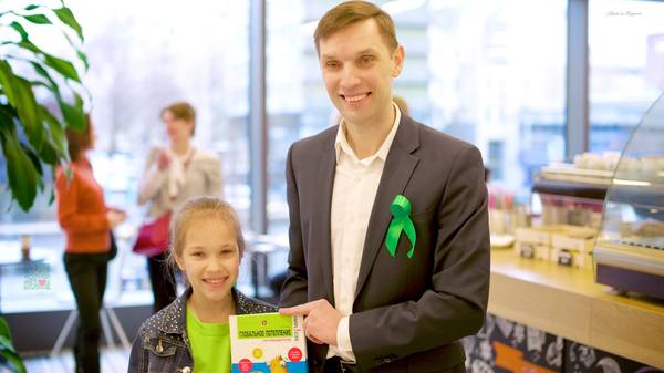 хенде подшиваленко и дочка с книгой.jpg